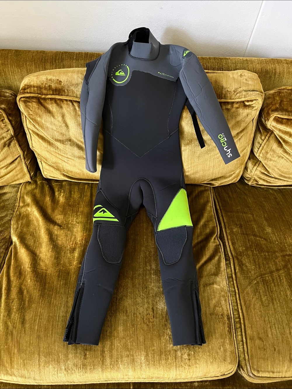 Kids Quiksilver Black and Lime Green Full Wetsuit size 2 size Xtra Small/Small